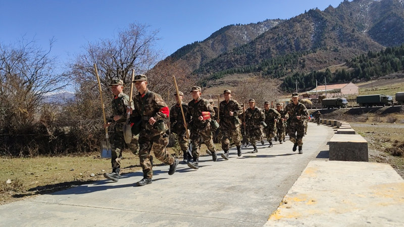 甘肃甘南:夏河县地震受灾情况进一步排查中 武警抵达抢救百姓物资