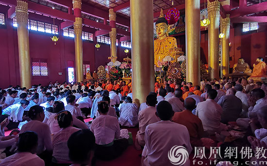 虔诚善信随念五戒（图片来源：凤凰网佛教 摄影：耿马洞景佛寺）