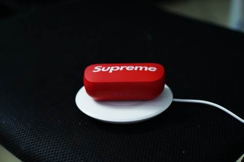 2019年Supreme全新联名Supreme&times;GYCIN真无线蓝牙耳机