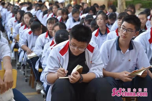 "庆祝新中国成立70周年·法治文化进校园"专场活动在济南港沟中学举行