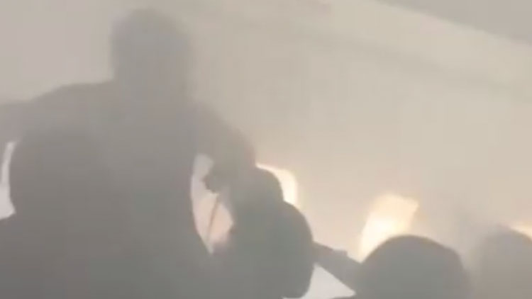 飞机引擎起火机舱内烟雾弥漫 乘客：像恐怖电影