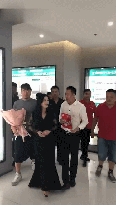 42岁阔太陈少霞产女一月极速瘦身，与令狐冲同台仍是当年小师妹