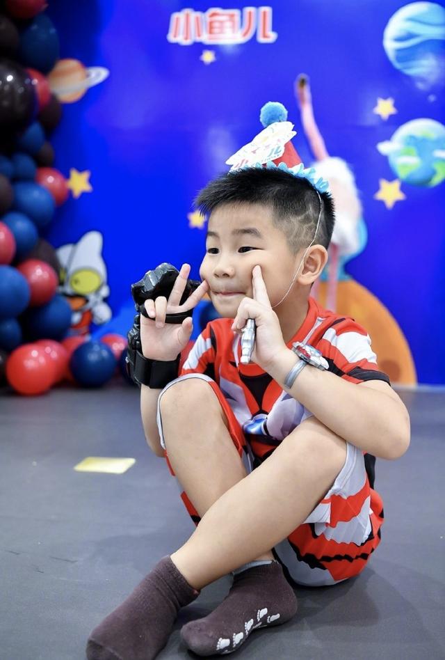 胡可为小儿子庆祝5岁生日，尼莫扮奥特曼活泼帅气