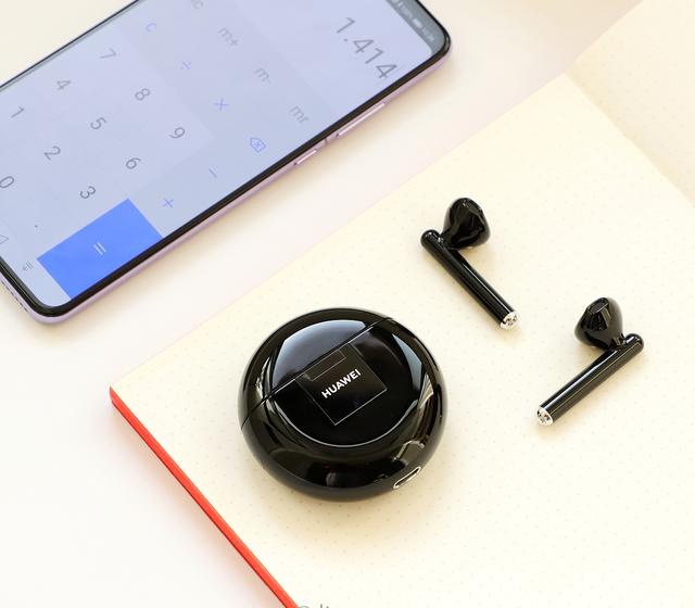 huawei freebuds 3耳机的充电方式也很特别,首先就是两个左右耳机