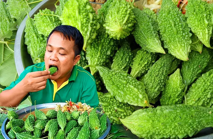 泰国美食,苦瓜凉拌就生吃,看着充满苦涩