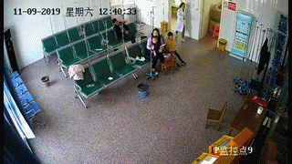 着急看病开车冲进医院 无辜母子险些被撞身亡 | 一组动图