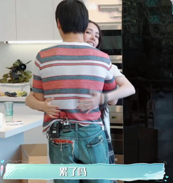 耳濡目染！向佐喜欢从后抱住郭碧婷，竟是遗传向太基因