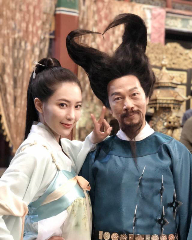 王晶被曝深夜携“晶女郎”返家，两人关系亲密不言而喻