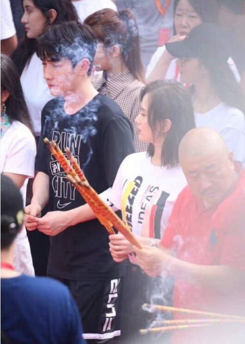 【中华娱乐】刘诗诗产后终于复工！与朱一龙亮相新剧开机仪式