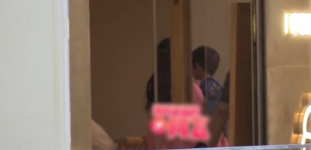 baby妈妈力超强！录音棚工作婆婆儿子探班，单手抱起2岁海绵