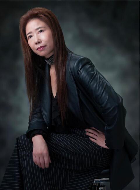 著名华人设计师徐月娟,身披战甲和勋章的国际时尚先驱者