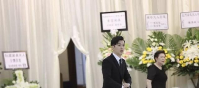 梁舜燕设灵众星致祭，干儿子李克勤神情哀伤，周润发刘德华送花圈悼念