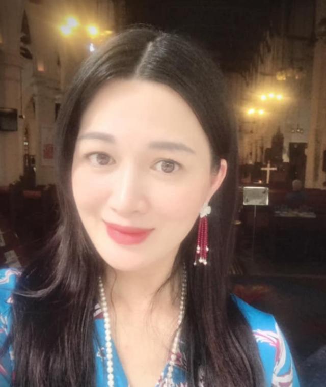 陈少霞与63岁富豪老公提前庆生，三胎女儿呆萌出镜模样可爱