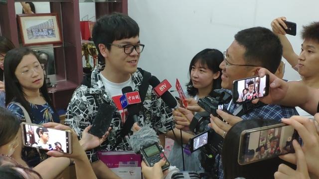 记者 叶雨婷 实习生 秦臻)今天,清华大学正式迎来了3800余名"九字班"