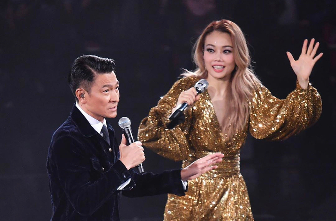 刘德华携妻女返港，一家带超10件行李，多名保镖护送阵势太大