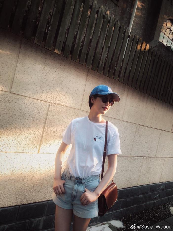 李亚鹏女友街头拍美照，大长腿比王菲惊艳，五官撞脸高圆圆？
