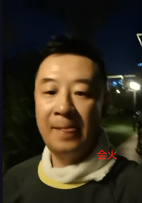 黄海波妻子近照曝光，37岁身型窈窕有致，不输身旁影后秦海璐！
