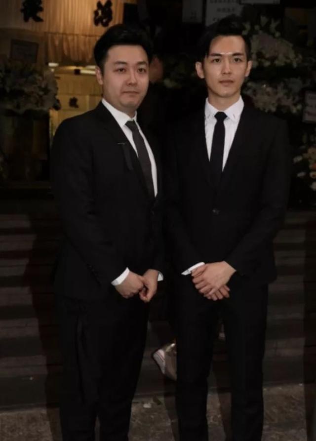 梁舜燕设灵众星致祭，干儿子李克勤神情哀伤，周润发刘德华送花圈悼念