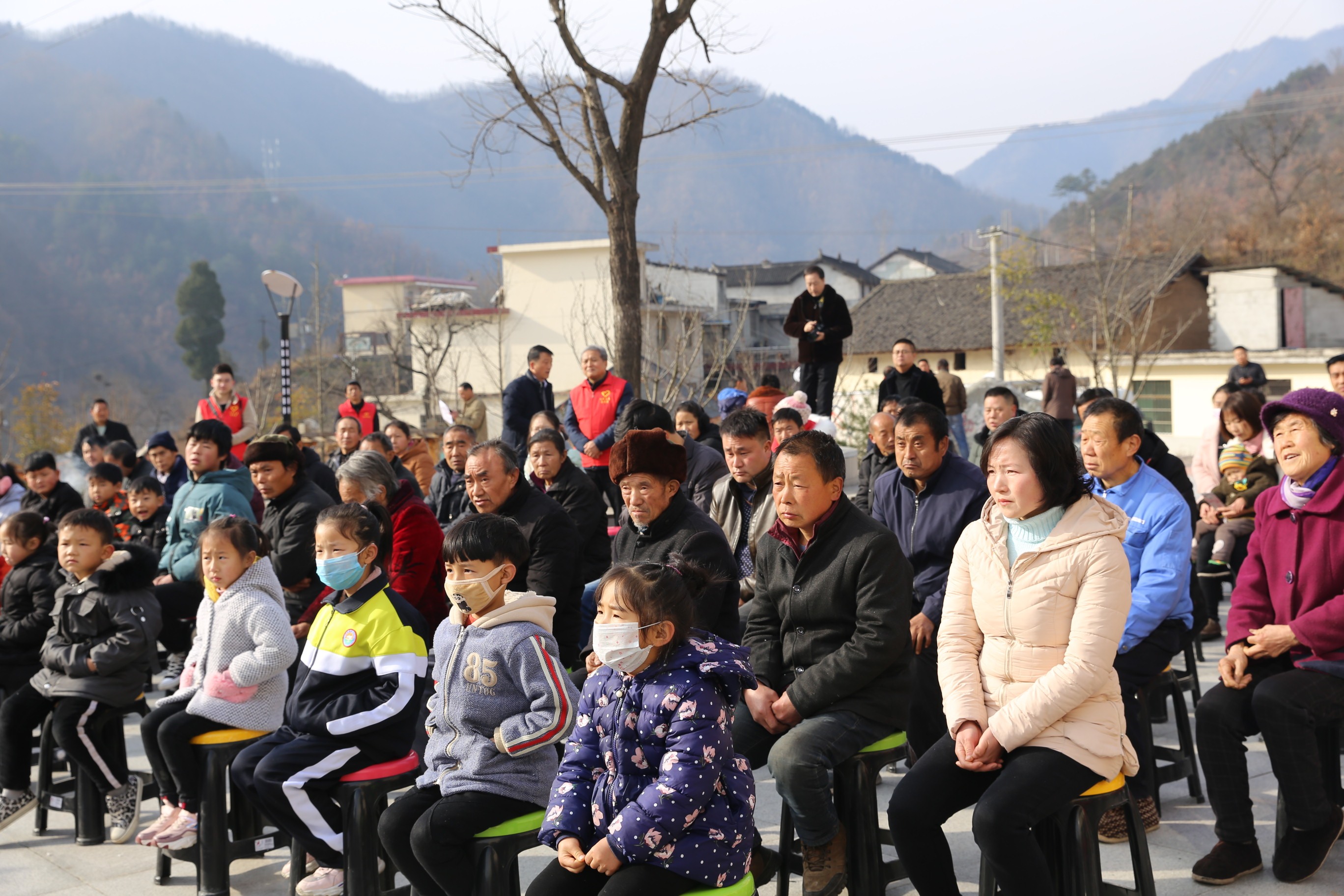 当地也积极配合,由柞水县工商联主席王义彬同志牵头协调,下梁镇落实