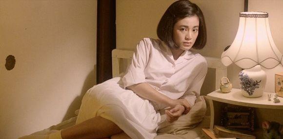 66岁张艾嘉无惧年龄，穿露胃裙亮相，轻摇折扇风韵犹在