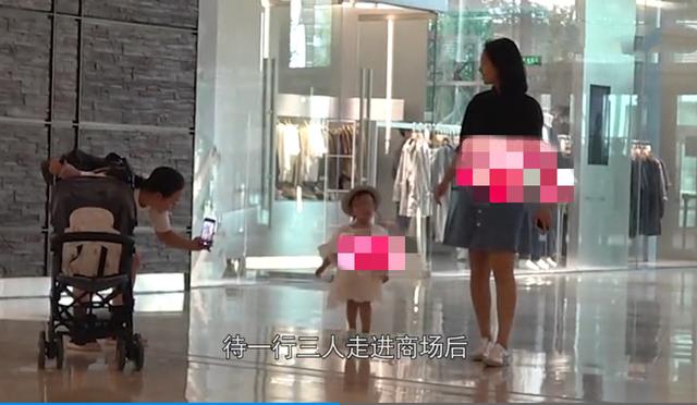 正脸曝光！朱丹母女逛商场，小小丹东张西望超黏妈妈