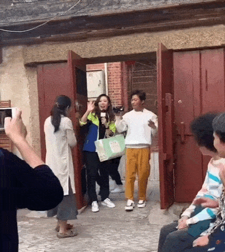 【熊猫娱乐】王宝强现身活动人气爆棚，女主持竟撞脸马蓉，评论区炸了