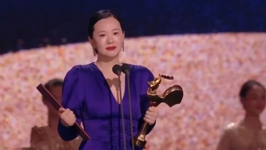 「娱小北vlog」实力宠“儿”！咏梅王景春把奖杯给王源拿着拍照，三人合影超美好