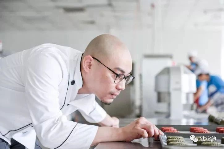 他把漫天星辰，装进月饼礼盒里