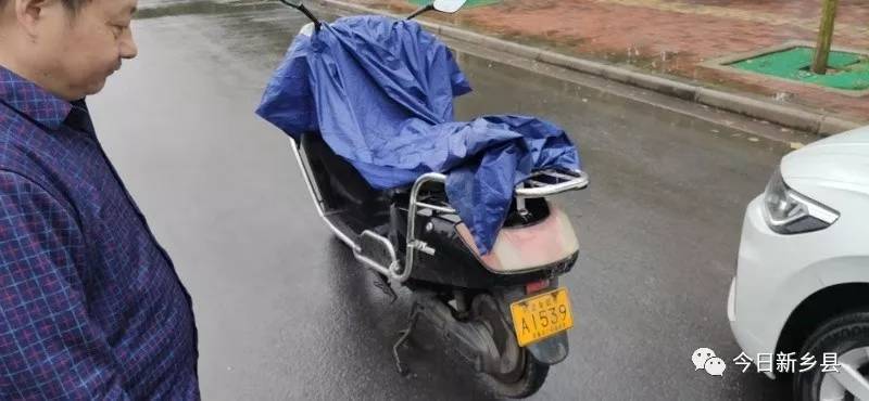 新乡南环加油站南一电车后胎没气了,然后还下着雨