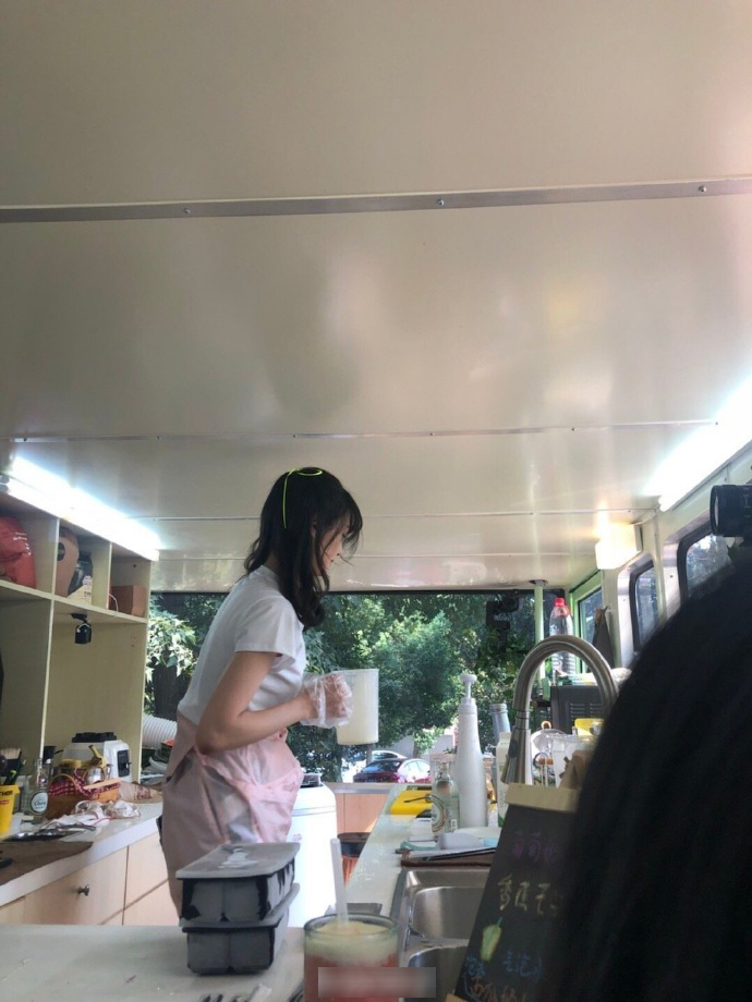 郑爽穿粉色围裙化身漂亮小厨娘，亲手为粉丝做奶茶太暖心