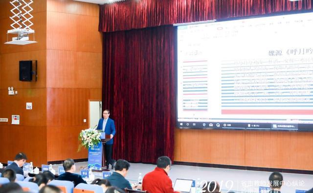 今天好多老师来到这里，他们做什么？