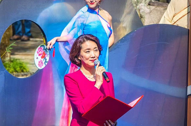 "国脸"李修平近况曝光,56岁风采不减,二婚低调嫁工程师获幸福
