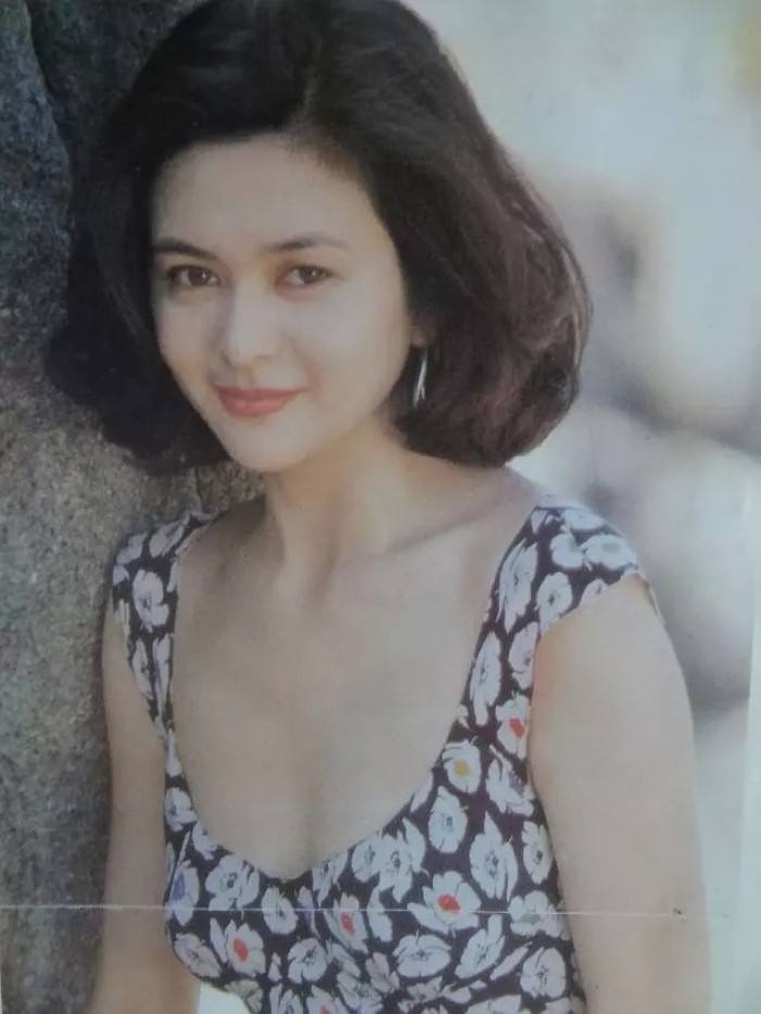 57岁关之琳近照曝光，表情僵硬被指美人迟暮，不及身旁60岁向太？