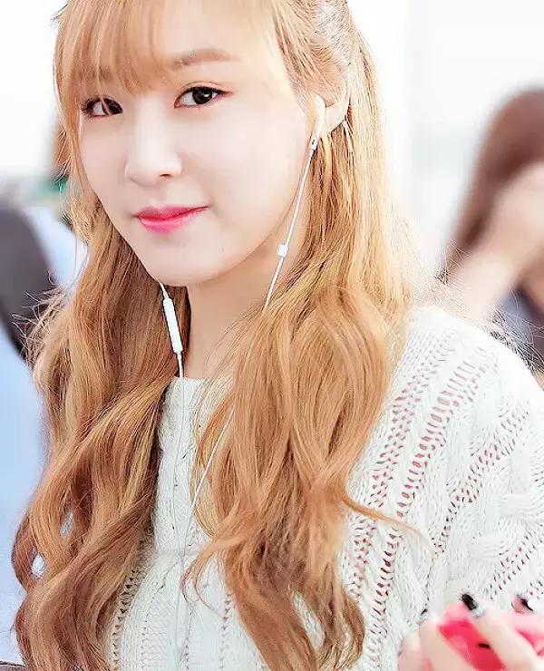 少女时代最新合体照,只有允儿的脸还能打,郑氏姐妹是一起胖了?