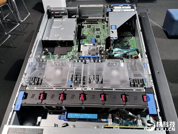 AMD二代霄龙秀肌肉：庞大软硬件生态集中演示