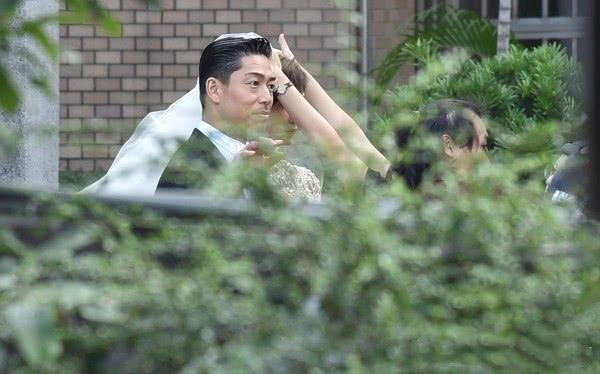 [神八局]林志玲戴白纱手挽老公现身婚礼彩排，夫妻对拜眼眶含泪