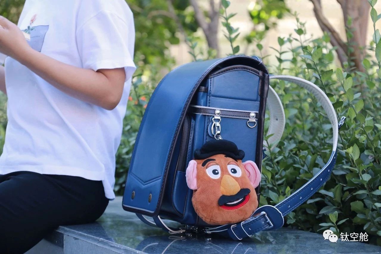 减负、能装、防撞的学生书包，关键时候能救命