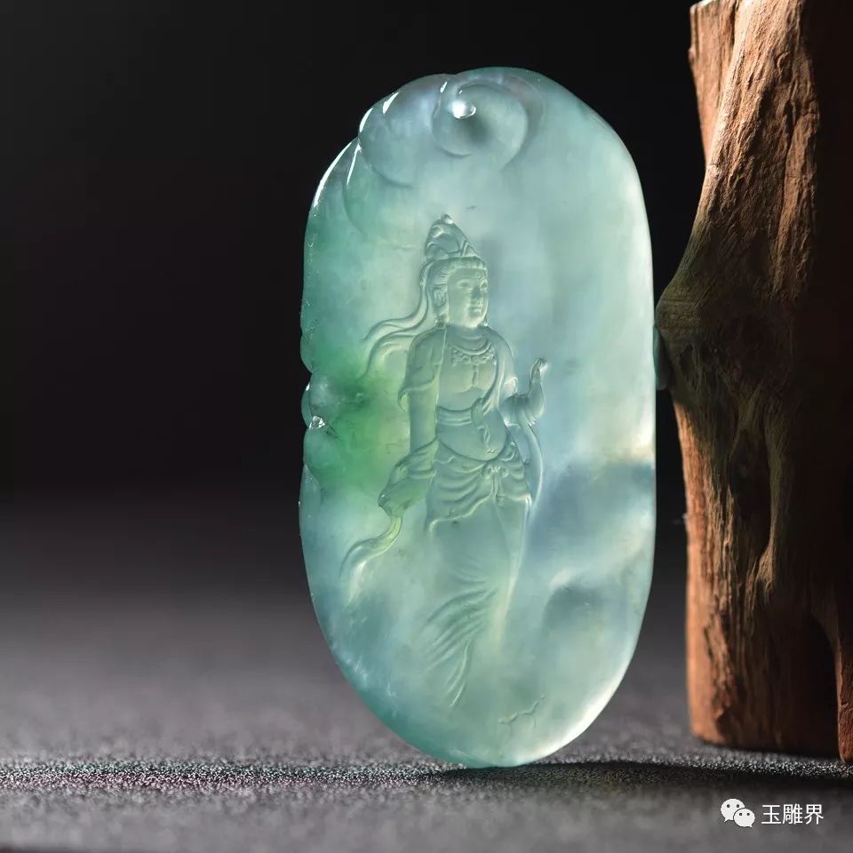 线条灵动自然冰透翡翠雕得很舒服丨周旺新作