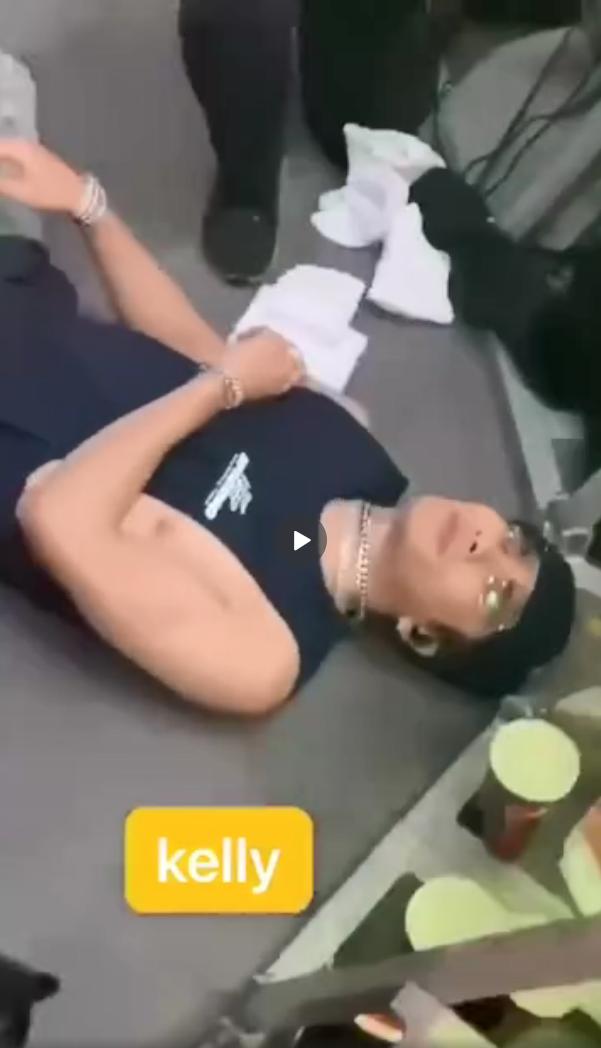 超心疼！王嘉尔演唱会跌落台下，躺地上许久不起