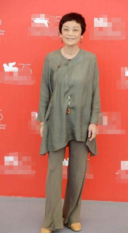 66岁张艾嘉无惧年龄，穿露胃裙亮相，轻摇折扇风韵犹在
