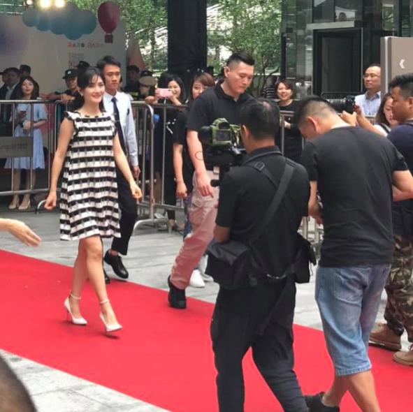 38岁谢娜自曝和张杰分工教育女儿，1岁半女儿已会跳会走
