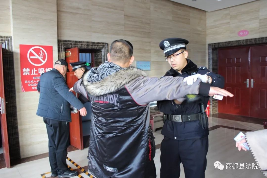 杨晓东恶势力犯罪集团一案开庭审理,司法警察为扫黑除