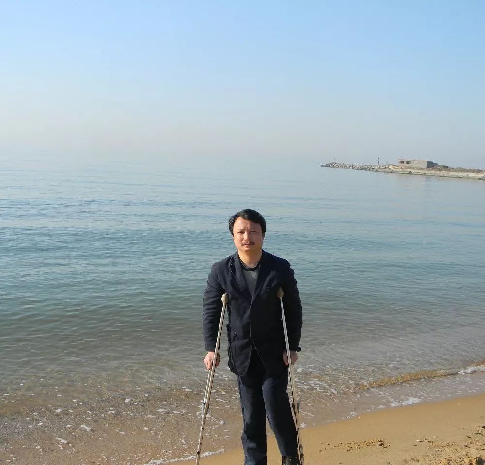 名斌,别署坡子吕三, 四川自贡大安人, 生于文革,长于市井.