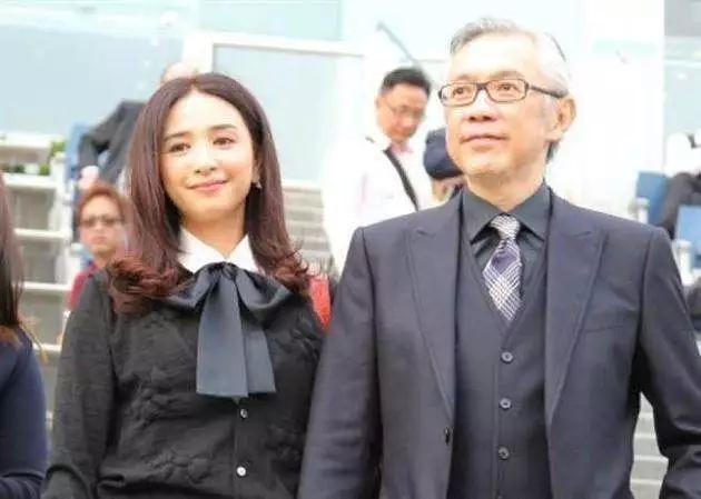 “冻龄港姐”吴婉芳走出丧夫伤痛恢复社交，51岁的她越来越美