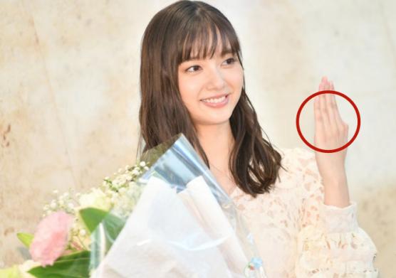 少女漫情节成真！日本女星倒追大龄巴士司机3年，没婚戒就接受求婚