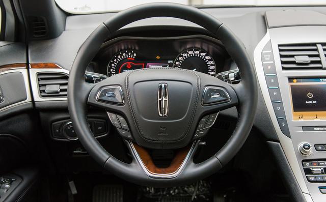 原汁原味不减配，2.0T纯进口的豪车已沦落22万，丐版就有可变悬架