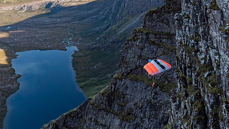 男子14层高悬崖跳伞遇怪风 时速48km撞崖壁生还