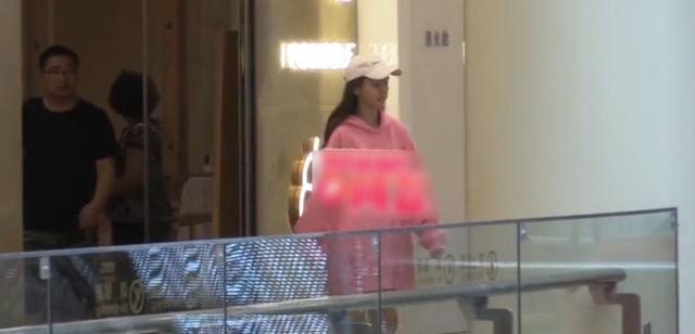 baby妈妈力超强！录音棚工作婆婆儿子探班，单手抱起2岁海绵