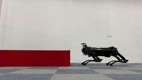 「澎湃新闻」浙大“绝影”机器狗上新了！会钻火圈、跳跃顶球