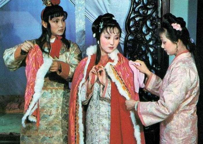 薛宝钗为何执意嫁给宝玉?她赖在贾府,有什么不得已的苦衷?__凤凰网